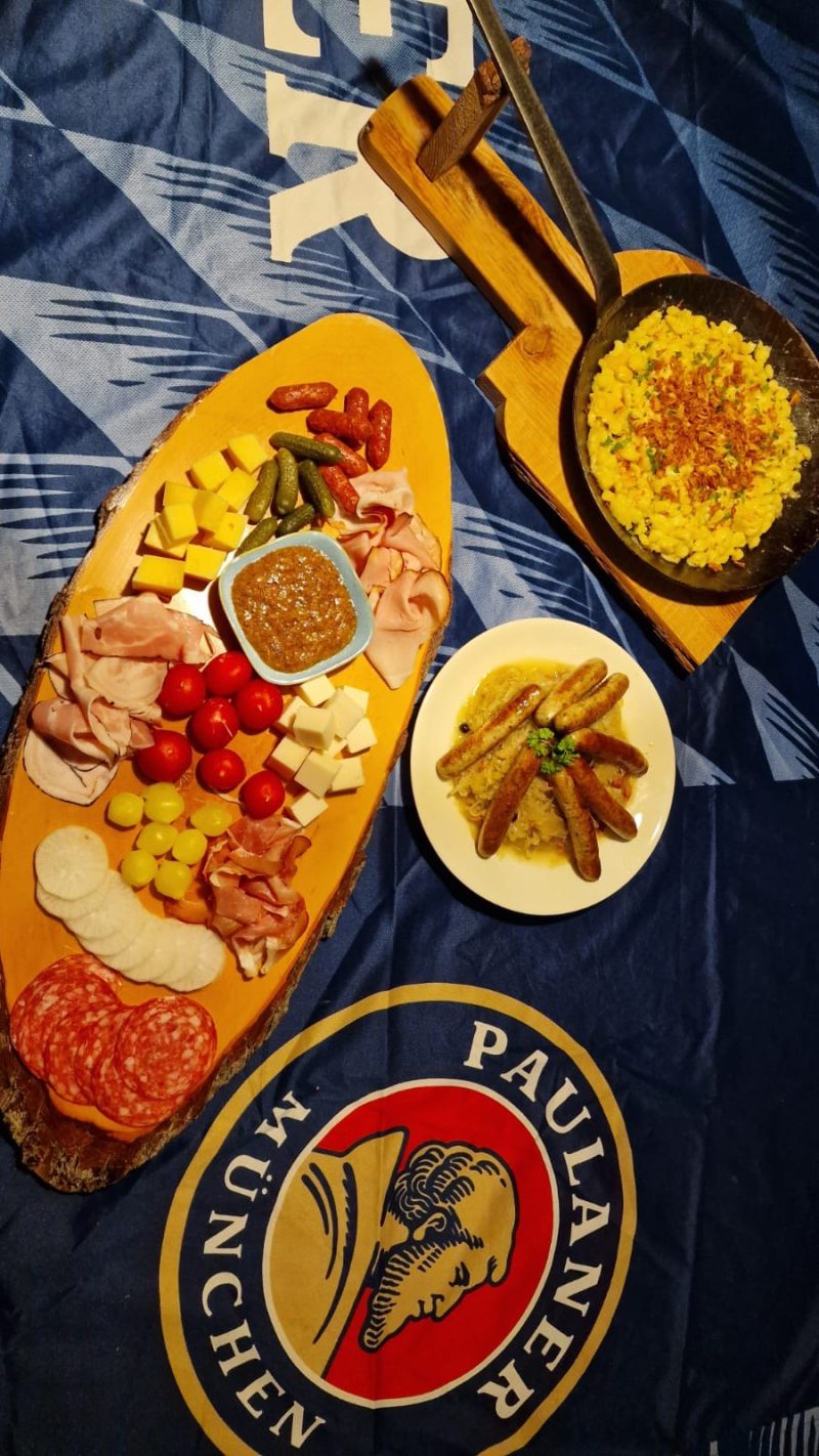 Bayerische borrelplank met Rostbratwürstel en sauerkraut